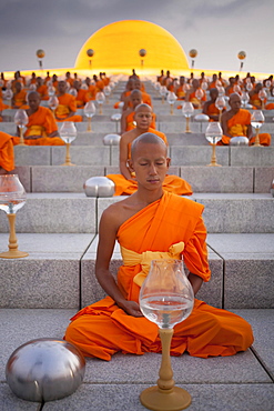 Wat Phra Dhammakaya temple on Makha Bucha Day or Magha Puja Day, Theravada Buddhists, monks sitting around the Chedi Mahadhammakaya Cetiya, Khlong Luang District, Pathum Thani, Bangkok, Thailand, Asia *** IMPORTANT: Wat Phra Dhammakaya temple on Makha Bucha Day or Magha Puja Day, Theravada Buddhists, monks sitting around the Chedi Mahadhammakaya Cetiya, Khlong Luang District, Pathum Thani, Bangkok, Thailand ***