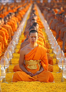 Monks sitting in a row meditating, Wat Phra Dhammakaya Temple, Khlong Luang District, Pathum Thani, Bangkok, Thailand, Asia