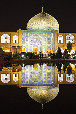 Masjed-e Sheikh Lotfollah or Sheikh Lotfollah Mosque at night, Naqsh-e Jahan or Imam Square, Esfahan, Iran, Asia