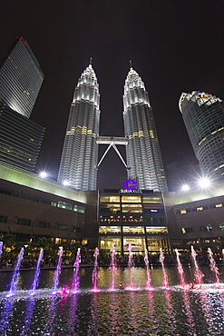 KLCC Lake Symphony Water Fountain Show, Kuala Lumpur, Malaysia, Asia