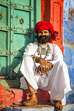 Rajasthani man dressed in traditional clothes, Jodhphur, Rajasthan, India, Asia