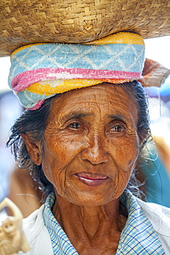 Old woman carrying a woven basket on her head, Balinese, locals, Ubud, Bali, Indonesia, Asia