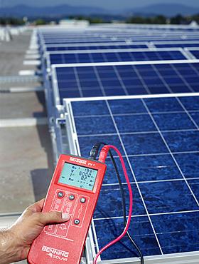 Voltmeter measuring the performance of a solar collector