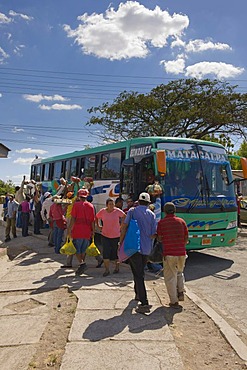 Greengrocers offering their wares to bus travellers, Sebaco, Nicaragua, Central America