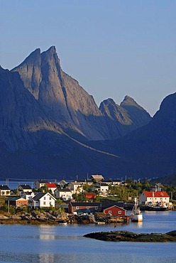 Small village of Reine, mountains at back, island of Moskenesoy, Moskenesoy, Lofoten archipelago, Nordland, Norway, Europe