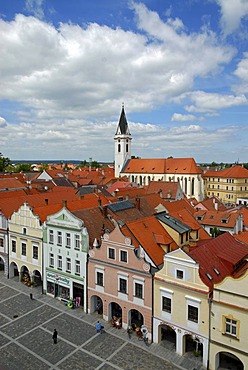 Historical houses of T&ebo&, Trebon, Wittingau, Saint Giles church at back, Jiho&eskË, Jihocesky kraj, South Bohemia, Czech Republic, Europe