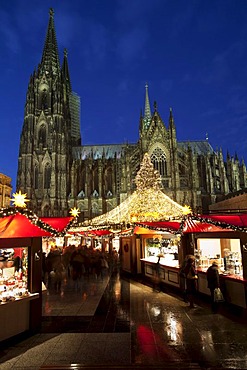 Christmas market in front of Cologne Cathedral, Domplatte square, Cologne, Rhineland, North Rhine-Westphalia, Germany, Europe