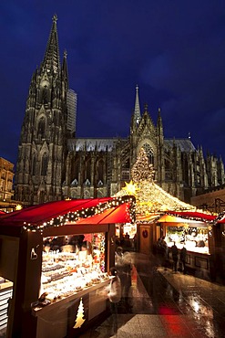 Christmas market in front of Cologne Cathedral, Domplatte square, Cologne, Rhineland, North Rhine-Westphalia, Germany, Europe