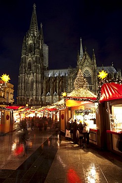 Christmas market in front of Cologne Cathedral, Domplatte square, Cologne, Rhineland, North Rhine-Westphalia, Germany, Europe