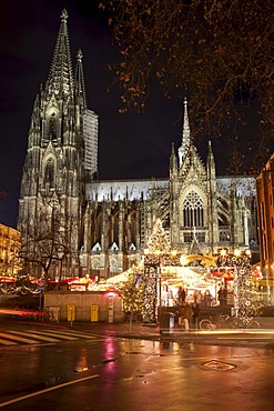 Christmas market in front of Cologne Cathedral, Domplatte square, Cologne, Rhineland, North Rhine-Westphalia, Germany, Europe, PublicGround