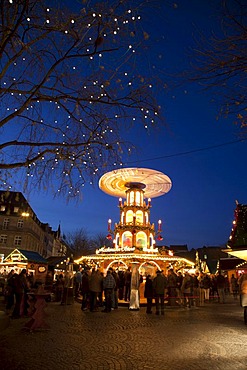 Christmas market at Muensterplatz square at dusk, Bonn, Rhineland, North Rhine-Westphalia, Germany, Europe