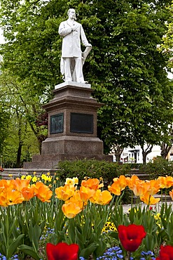 Monument to Kaiser Wilhelm I, with tulip beds in the spa gardens, Bad Ems an der Lahn, Rhineland-Palatinate, Germany, Europe