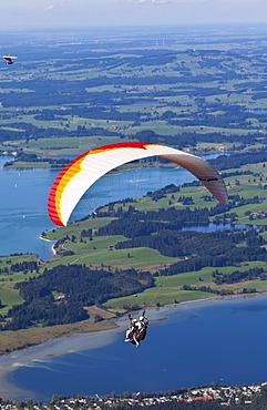 Tandem paragliders overlooking Froggensee lake, Tegelberg Mountain, Upper Bavaria, Bavaria, Germany, Europe, PublicGround