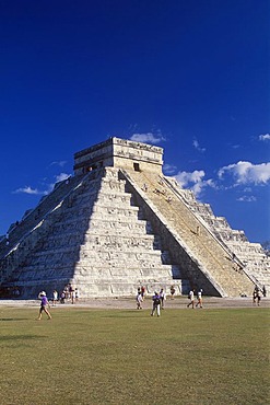 Pyramid of Kukulcan, Maya ruins of Chichen Itza, Yucatan, Mexico, North America