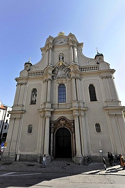 Exterior view, Heilig-Geist-Kirche church on Viktualienmarkt square, Munich, Bavaria, Germany, Europe