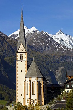 Heiligenblut, parish church and Mt Grossglockner, Carinthia, Austria, Europe