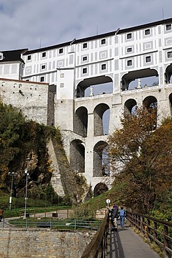 Ramparts adjacent to &eskË Krumlov Castle, Cesky Krumlov, UNESCO World Heritage Site, South Bohemia, Bohemia, Czech Republic, Europe