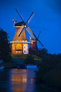 Greetsiel twin windmills at dusk, Greetsiel, East Frisia, Lower Saxony, Germany, Europe