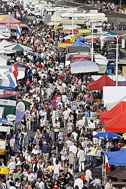 Crowd between stalls, fish market, Tonhallenufer, Duesseldorf, North Rhine-Westphalia, Germany, Europe