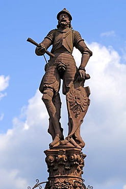 Statue of a knight on Roehrbrunnen fountain, with coat of arms, 1582, by Max Spranger from Strasbourg, Am Marktplatz square, Gengenbach, Baden-Wurttemberg, Germany, Europe