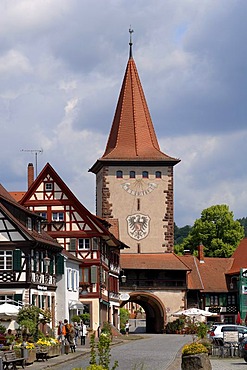 View of Obertortum tower, Haigeracher Tor gate, 17th century, with the coat of arms of 1618, half-timbered houses on the left, Victor-Kretz-Strasse street, Gengenbach, Baden-Wuerttemberg, Germany, Europe