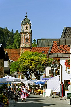 Upper market in front of the Parish Church of St. Peter and Paul, Mittenwald, Upper Bavaria, Bavaria, Germany, Europe