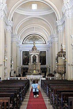 Side altar, Catedral de la Asuncion, built in 1860, Leon, Nicaragua, Central America