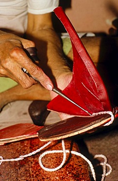 Man making the traditional Rajasthani shoes, Jaisalmer, Rajasthan, India, Asia