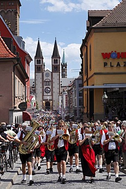 Parade in traditional costume during the Kiliani Festival, Domstrasse, Wuerzburg, Lower Franconia, Franconia, Bavaria, Germany, Europe, PublicGround