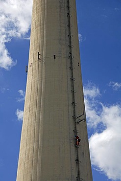 Chimney of Erlanger Stadtwerke heating plant, workman scaling chimney for repair works, Aussere Brucker Strasse 33, Elangen, Middle Franconia, Bavaria, Germany, Europe