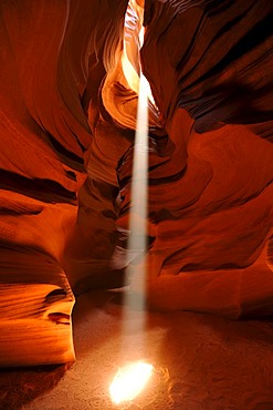 Beam of light, red sandstone of the Moenkopi Formation, rock formations, colours and textures in the Upper Antelope Slot Canyon, Page, Navajo National Reservation, Arizona, United States of America