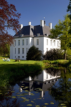 Schloss Gartrop, a moated castle, Hohe Mark Nature Reserve, Muensterland, North Rhine-Westphalia, Germany, Europe