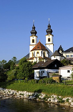 Darstellung des Herrn parish church and Prien River, Aschau im Chiemgau, Upper Bavaria, Bavaria, Germany, Europe