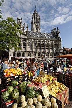 Farmers market in front of the historic town hall in Middelburg, Walcheren, Zeeland, Netherlands, Europe