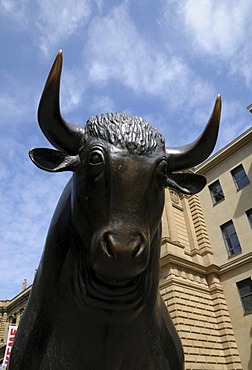 Bull, symbol of the stock market, stock exchange, Boersenplatz square, Frankfurt am Main, Hesse, Germany, Europe