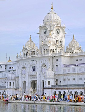 Harmandir Sahib or Golden Temple in the Amrit Sagar or lake of nectar, Amritsar, Punjab, North India, India, Asia