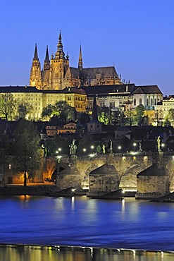 View of the Vltava river, Charles Bridge, St. Vitus Cathedral, at night, UNESCO World Heritage Site, Prague, Bohemia, Czech Republic, Czech Republic, Europe