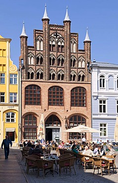 Wulflam House, Alter Markt square with cafe, Stralsund, Mecklenburg-Vorpommern, Germany, Europe