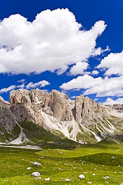 Val Gardena below Mt Sass Rigais, Odle Geisler massif, Puez-Geisler Nature Park, Dolomites, South Tyrol, Italy, Europe