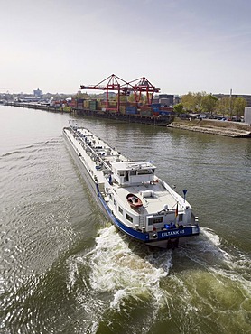 Tanker in front of loading bridges of the container terminal Mainz am Rhein, Mainz, Rhineland-Palatinate, Deutdchland, Europe