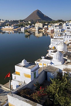 Historic district of the town of Pushkar on the sacred Pushkar Lake, Rajasthan, India, Asia