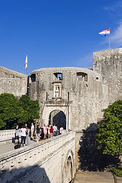 Tourists at Pile Gate, city walls, Dubrovnik, Dalmatia, Croatia, Europe