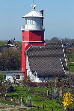 Lighthouse behind the dike on the Elbe river, Altes Oberfeuer Hollerwettern beacon at Brokdorf, Hollerwettern, Wewelsfleth, Wilstermarsch, Kreis Steinburg district, Schleswig-Holstein, Germany,