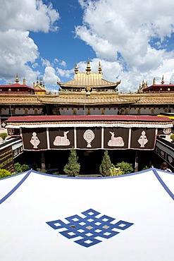 Tibetan Buddhism, tent roof with an endless knot emblem, Jokhang Temple, Lhasa, Ue-Tsang, Central Tibet, Tibet Autonomous Region, Himalaya Range, People's Republic of China, Asia