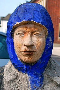 Face of a woman wearing a headscarf, wooden sculpture, artist Peter Nettesheim