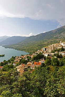 Barrea at the Lago di Barrea, Abruzzo National Park, Province of L'Aquila, Apennines, Abruzzo, Italy, Europe