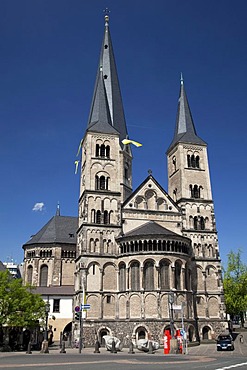 Bonn Minster or Bonner Muenster basilica, Bonn, Rhineland, North Rhine-Westphalia, Germany, Europe