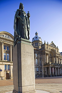 Statue of Queen Victoria and Council House Building, Victoria Square, Birmingham, England, United Kingdom, Europe