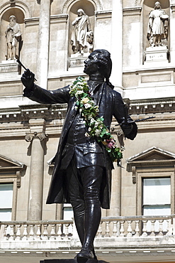 Statue of Sir Joshua Reynolds in front of the Royal Acadamy of Arts, Burlington House, Piccadilly, London, England, United Kingdom, Europe