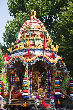 Chariot Festival participants, Shri Kanaga Thurkkai Amman Temple, Ealing, London, England, United Kingdom, Europe